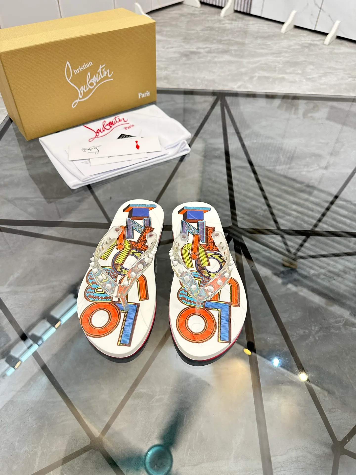 Men's shoes: 💰P280¥ Product trademark: CL red-soled shoes* "CL*" flip-flops Regular size: 36-44 (can be customized to 45.46) Couple style Product materials: Original material from upper counter, 5D color printing process, high-end rivets, original lining, original outsole. Number: 789